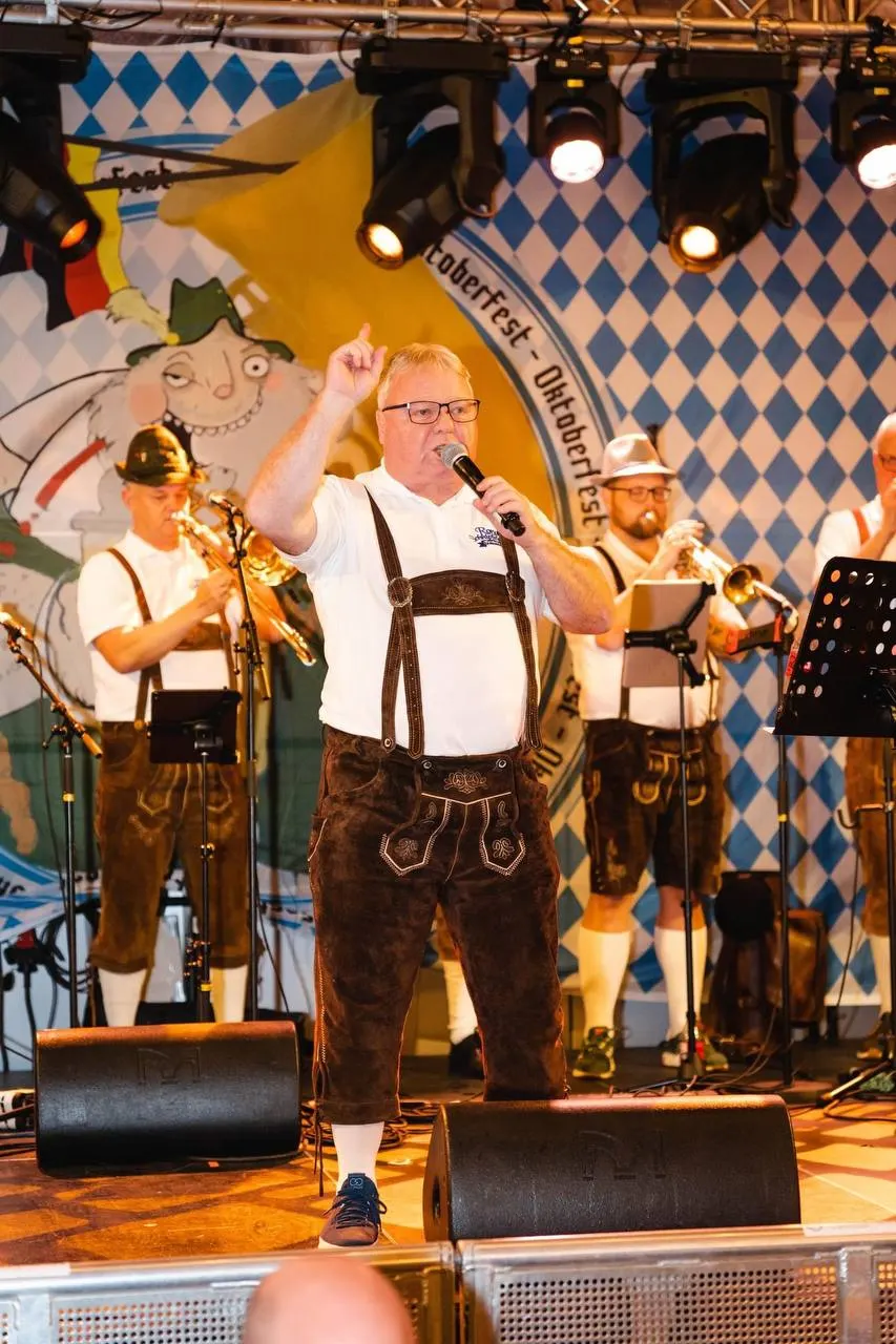 Dag Solheim på scenen i full Oktoberfest-kostyme