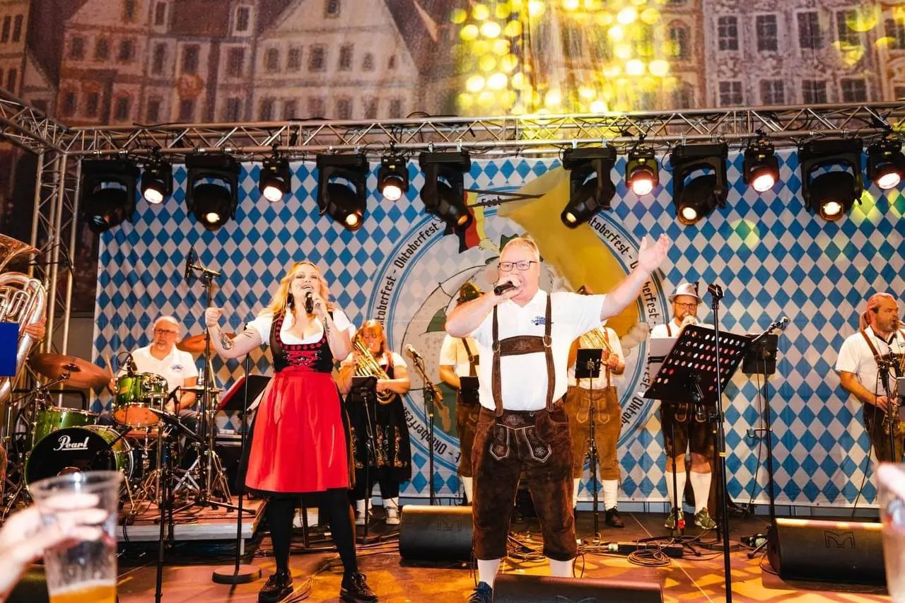 Dag Solheim og sangerinne fremfører på Oktoberfest Oslo