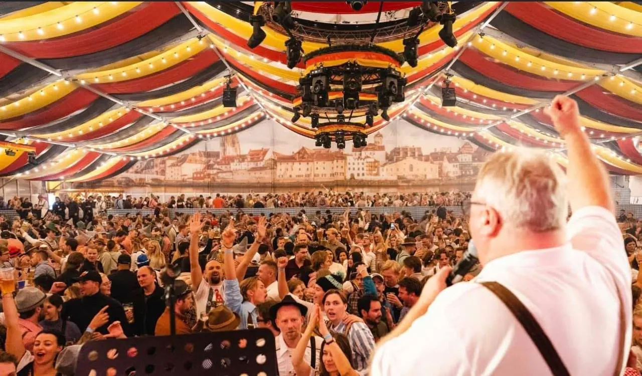 Dag Solheim leder publikum fra scenen under Oktoberfest Oslo